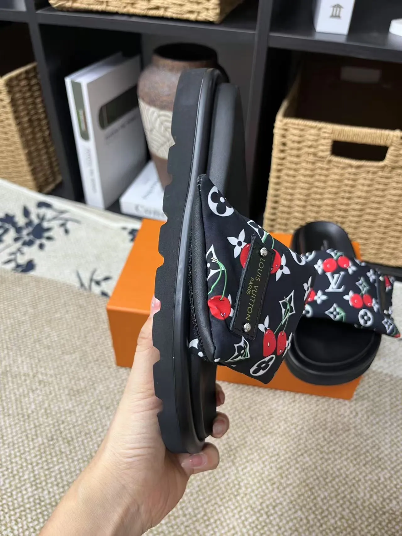 P340 yuan LV Louis Vuitton Full of high-end feel! A popular model among bloggers at home and abroad, it’s retro and fashionable, and looks stunning on your feet! Mainly recommended model on the official website★ ━━━━━ ЅᏇєєt ━━━━━ ▪️Upper: original calfskin ➕5D printing process ▪️Inner: imported mixed sheepskin ▪️Outsole: original molded foam outsole ▪️Size: Female 35-40 Men's 39-44 (women's 41 men's 45)